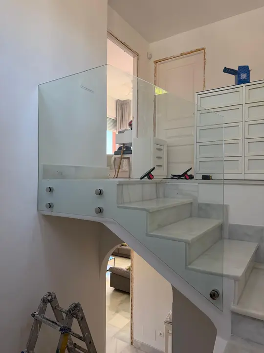Barandilla de cristal en escalera en voladizo