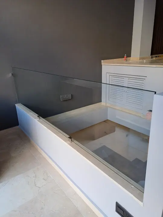 Barandilla de cristal en hueco de escalera