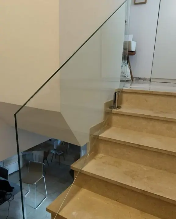 Montaje de barandilla de escalera en cristal templado de 12 mm