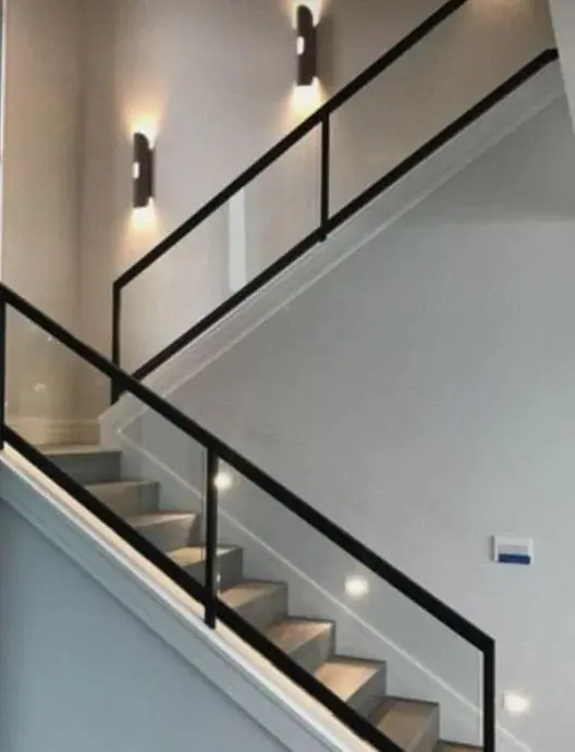 Barandilla de escalera con perfil negro de diseño minimalista