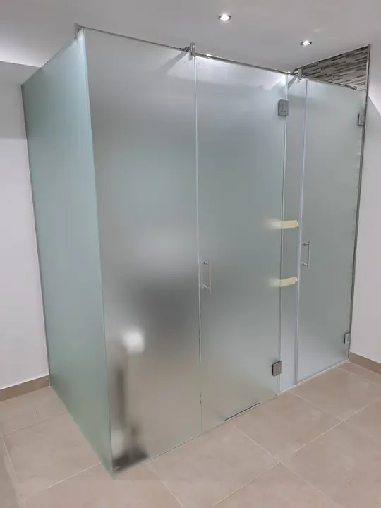 Cabina de ducha de cristal mate en dormitorio