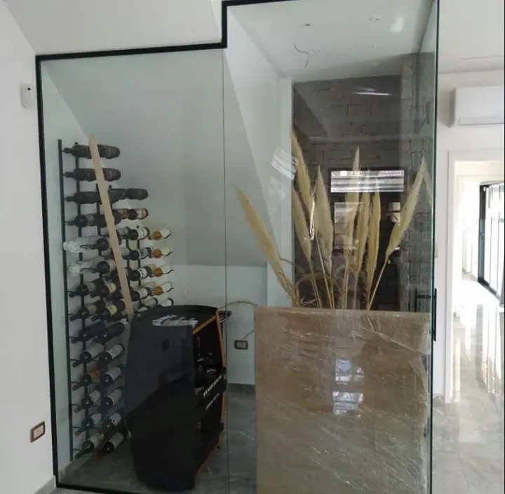 Cerramiento de cristal para bodega con perfil negro