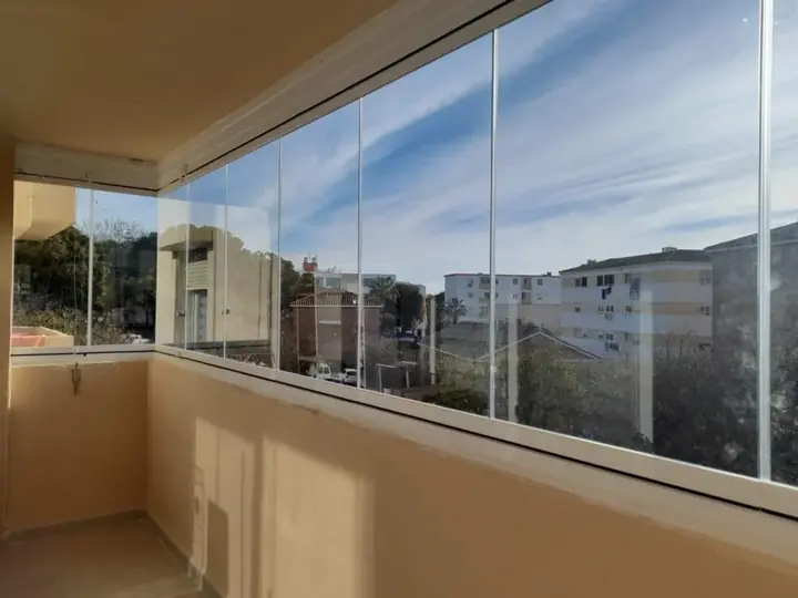 Cierre panorámico sin perfiles verticales en balcón