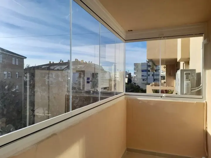 Cierre panorámico en terraza de esquina con vistas