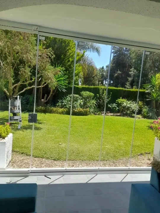 Vista del jardín a través de un cierre panorámico de cristal