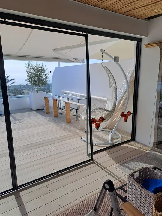 Corredera de cristal con perfil negro hacia la terraza