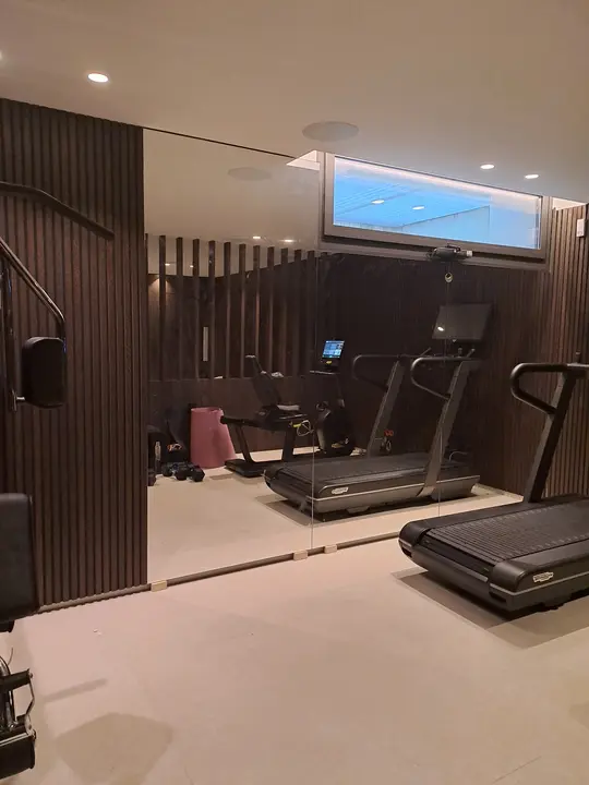 Espejo de pared completa en gimnasio privado