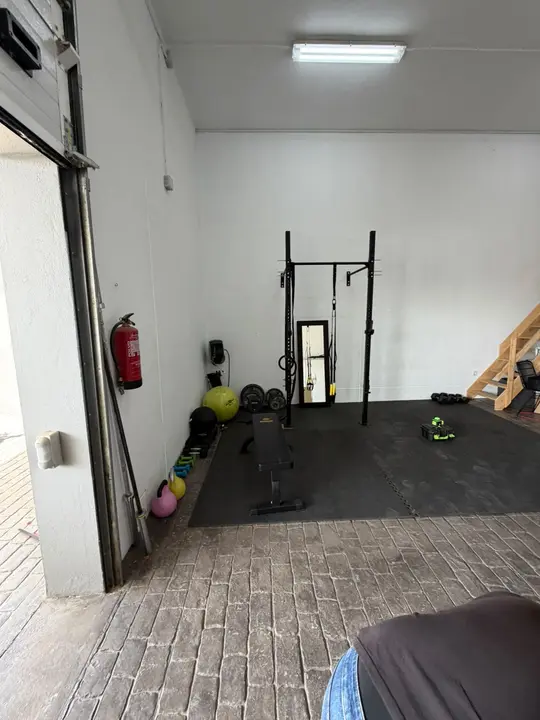 Espejo a medida en gimnasio privado junto a la zona de entrenamiento