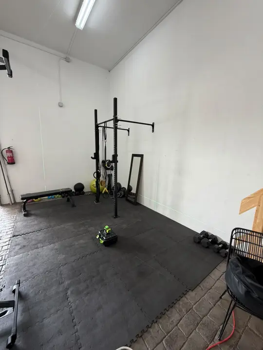 Instalación de espejo en gimnasio con rack de entrenamiento