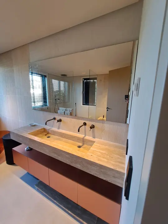 Espejo de gran formato en baño con doble seno