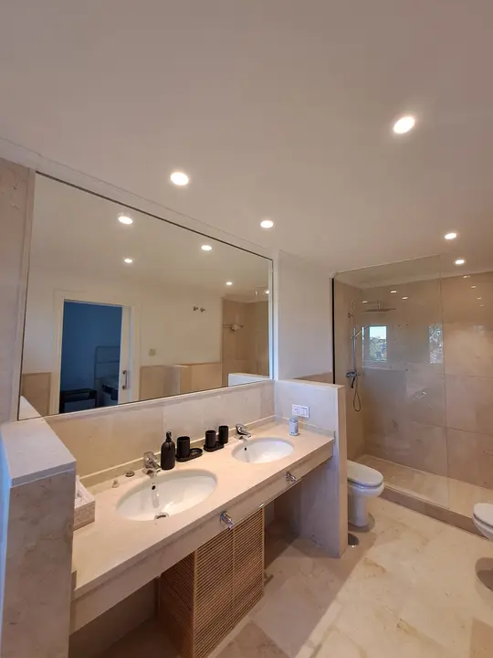 Espejo de gran formato sobre doble lavabo