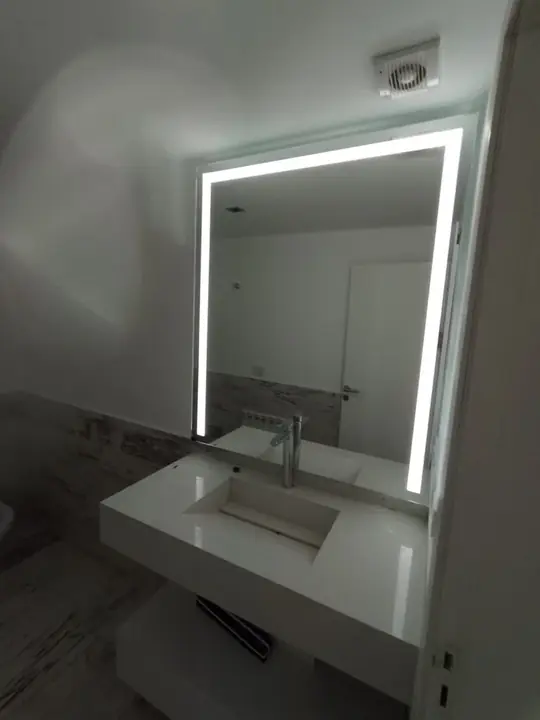 Espejo LED con marco de luz en baño moderno