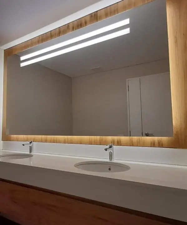 Espejo a medida con iluminación LED y marco de madera