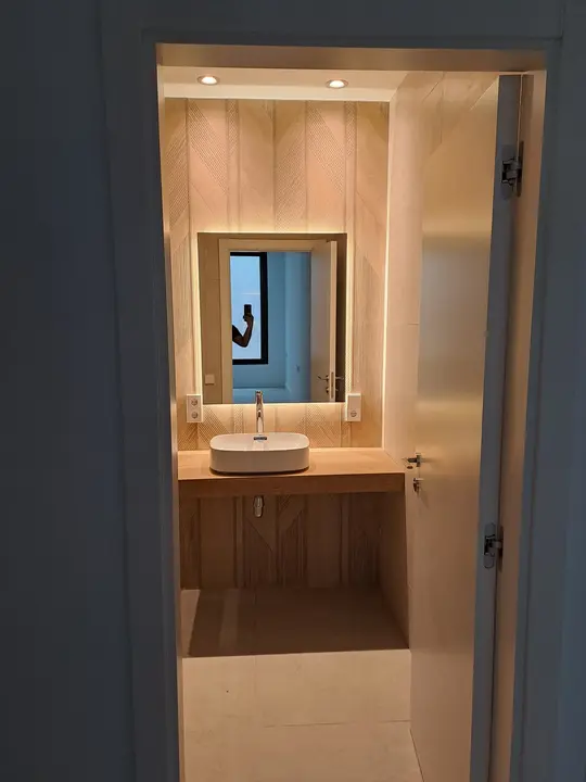 Espejo LED en nicho de madera