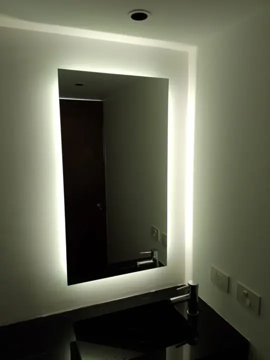 Espejo rectangular retroiluminado con LED perimetral