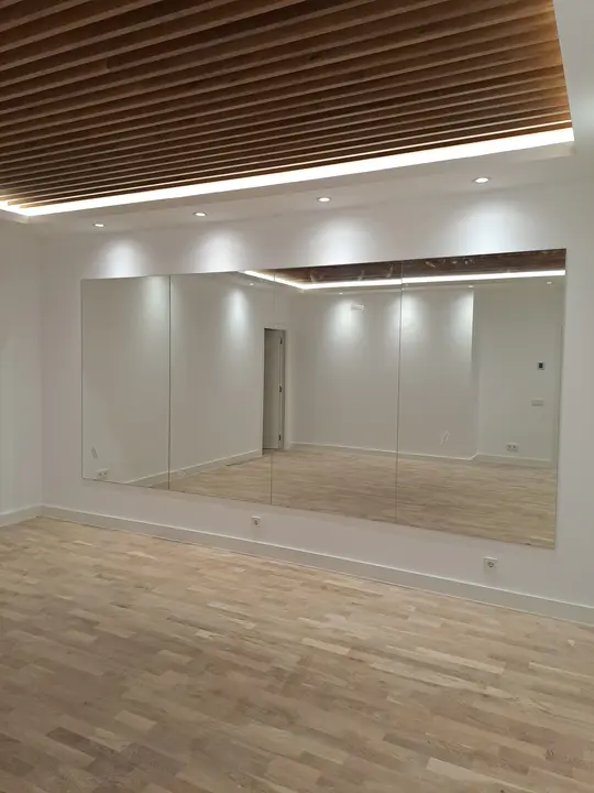 Espejo de pared en sala con techo de madera