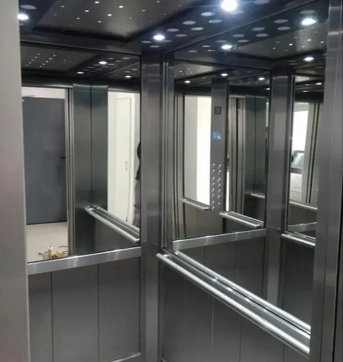 Revestimiento de espejos en cabina de ascensor