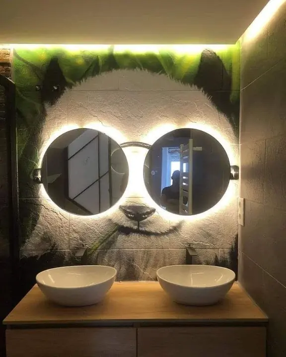 Espejos redondos con LED integrados en mural decorativo