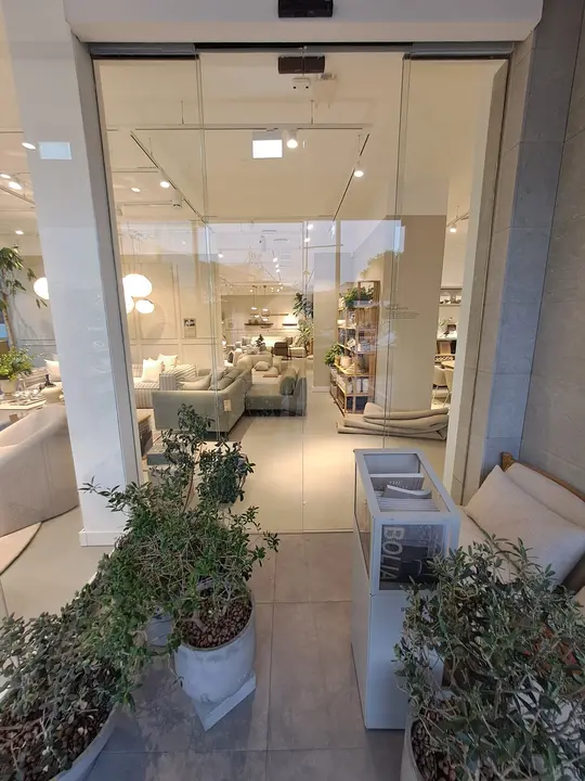 Fachada y acceso de cristal en tienda de decoración