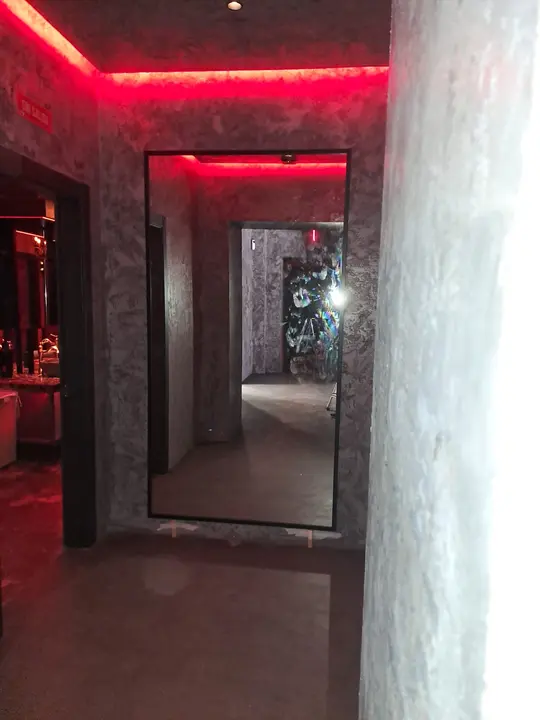 Espejo de suelo a techo en pasillo con LED