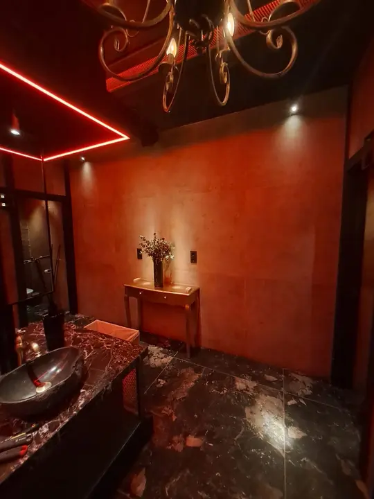 Lavabo de mármol con espejo en aseo de restaurante