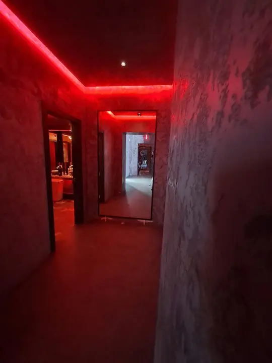 Pasillo con espejo de cuerpo entero e iluminación LED roja