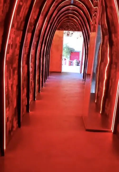 Túnel de acceso con arcos iluminados y espejos