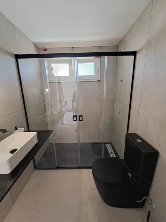 Mampara de baño con perfil negro y ventana