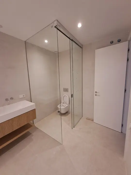 Mampara de gran formato en baño moderno