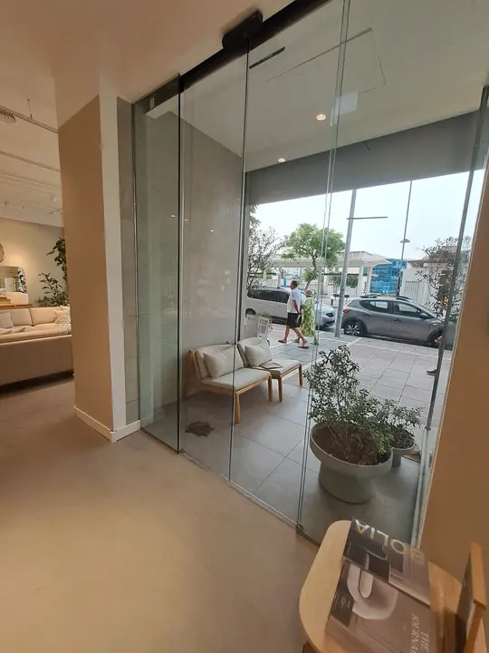 Puertas de cristal templado en local comercial