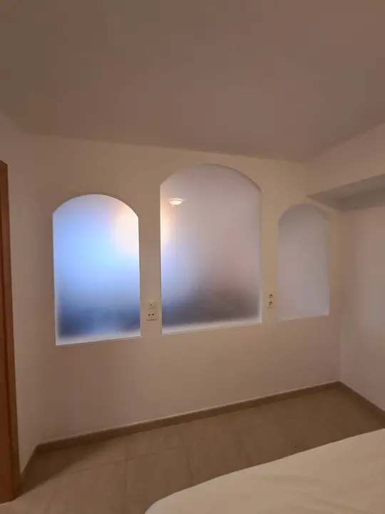 Ventanas interiores en arco con cristal mate